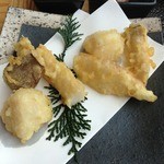 山水の技 - 三度目の訪問：天ぷら（エリンギと貝柱）
      (2014.8月)