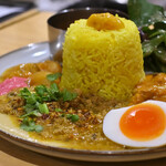 チキュウ マサラ - 料理写真:カレー2種あいがけコンボカレー＆スープ＠税込2,000円 │ 土曜12:09頃訪問→12:23頃入店