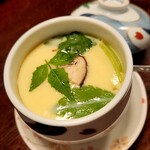 亀寿し - 茶碗蒸し。蓋を開けたとたん、三葉じゃないような香りが凄い。三葉の香りなのか気になる