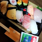 亀寿し - おねだりテイクアウトの特上にぎり♪お店で特上いただきたときは汁物はなかったけど、テイクアウトにはインスタントお吸い物がついてました♪サービスかな??お気遣い嬉しいです⭐