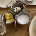 オリジナルパンケーキハウス 新宿店 - バター、レモン、粉砂糖の順番でかけます。