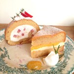 喫茶 tameiki - いちごとさくらのロールケーキ820円✨レモンのヴィクトリアケーキ760円✨同伴者のオーダー。ふわっとした生地に桜クリームと桜あん♡そして、レモンジャムとレモンカードの爽やかな初夏のヴィクトリアケーキ！