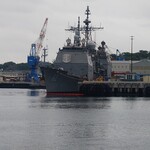 中央酒場 - 向かいの米軍の護衛艦