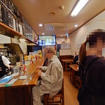 中央酒場 - 中央酒場内観、奥の時計の時間はは10：01！