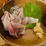中央酒場 - イワシ刺し450円！　目の前で捌いているのでピカピカ！