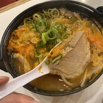 三宝の餃子 - 豚肉。柔らかく、ごろごろ入って、食べ応えあります。