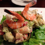 Bistro Roven - 海老とアボカドのタルタルサラダ Ｍサイズ（950円）のアップ