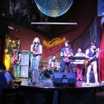 HARD ROCK CAFE - 他のハードロックカフェ同様にここでも定期的にライブを聞きながら料理を食べる事が出来ます。 
            