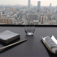 スカイツリービューレストラン 簾 - 座った席からの眺めとテーブルセッティング