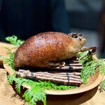 レストラン ウオゼン - ❼真鴨の石窯焼き 
      〜丸々と脂ののった網撮りの天然真鴨（胸+脚）を蜂蜜を塗りながら石窯でこんがりと香ばしくロースト