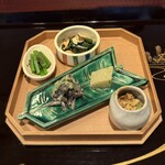 割烹 新多久 - ❶山菜の八寸
            ・赤ごぼう わらびしどけ菜など
            ・煮こごり、こちの塩もみ
            ・ナメタガレイのお椀 花山椒
            ・炙りスズキのお造り
            ・黒もずくのおひたし
