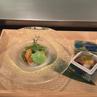 ステーキハウス 桂 - (左)白アスパラの豆腐、バジル味噌、ウニとキャビアを乗せて(右)下からナス、アナゴ、トロロカラスミ