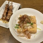 あした家 - これは揚げ出しではなく揚げ奴。薬味がちゃんとしていて、ねぎ、ミョウガ、カイワレ、リアルな鰹節と生姜。こういう所で手を抜かない丁寧なお店です。