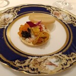 レストラン ラ・カンサトゥール - 前菜1 スペシャリテ 雲丹とズワイカニとイクラ、キャビアのモナカサンド