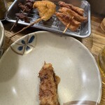 串かつ 越源 - 上左から、砂ずり唐揚、鶏かつ、鶏なんこつ唐揚、下は串かつ