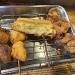 串かつ 越源 - 左から、牛スネ、イカ下足、アスパラ、鶏唐揚
