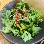 肉小屋 - 春菊サラダ