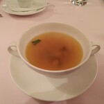シェムラブルリス - つぶ貝のコンソメスープ　仕上げ後　コンソメの旨味が熟されております。
