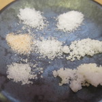 とんかつ檍 - 左上ーモンゴル塩、アンデス塩、インカ塩、（中央）ーテキサス塩、右上ーボリビア塩、キリバス塩、海水塩