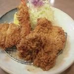 とんかついな葉 - 鱧フライと海老フライとヒレカツという組合せ