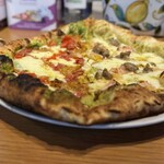 ピッツェリア トラットリア ダ オカピート - ほうれん草ペーストとブロッコリーソースのピッツァ