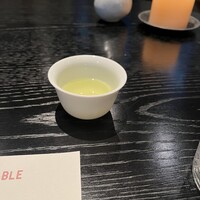 ラ・ボンヌターブル - 冷たい水出しの緑茶からスタートでした。