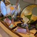 食べるお宿 浜の湯 - 朝から舟盛り アジのたたき、カンパチ、甘エビ、イカそうめん、マダイ