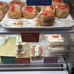 たま木亭 - 冷蔵コーナーのいちごのクロワッサンと厚切りＢＬＴを食べる