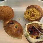 たま木亭 - 左上から時計回りにカレーパン、ウッフ、焼きベリーのチーズケーキ、グリーンオリーブとベーコンのパン