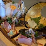 食べるお宿 浜の湯 - 朝から舟盛り アジのたたき、カンパチ、甘エビ、イカそうめん、マダイ