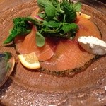 グランド キッチン - タスマニア産サーモンのハーブマリネサワークリームとメイヤーレモン