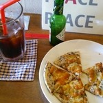 ピース ピース ピース - アイスコーヒーとゴマピザ！
