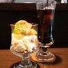雑貨とカフェバー スキナダケ。