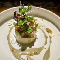 隼 - [ぴーたん] 皮蛋豆腐 皮蛋の卵黄マヨネーズソース 刻んだ皮蛋の白身 マイクロリーフ