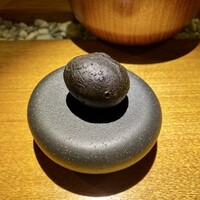 隼 - [漆黒] 真っ黒な丸い揚げ餅の中に雲丹や海老などの五目餡