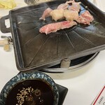 ホルモン千葉 大阪梅田店 - 他所様に肉をせっせと焼かす背徳感！