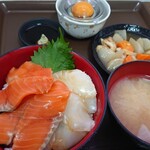 メフレ市場食堂 - ヒラメ・銀鮭・鯛 漬け丼