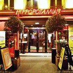 Hippopotamus - わたし達夫婦が訪れたときには行列ができていました。フランス語が書けない私は、親切な女性店員さんに順番待ちのシートに名前を記載して頂きお店の外で順番を待ちました。