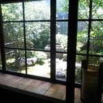 玄 - 室内からの庭の眺め