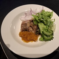 ビューアンドダイニングザスカイ - 宮城県産の黒毛和牛肩ロースの鉄板焼しゃぶです。生野菜が添えてあります。