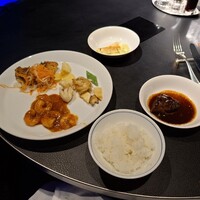 ビューアンドダイニングザスカイ - 黒毛和牛のビーフシチューや宇和島産真鯛のポワレ・コロンボソース、海老のチリソース、タイ風焼き鳥、鮑と烏賊のXO醤炒めと白いご飯です。
