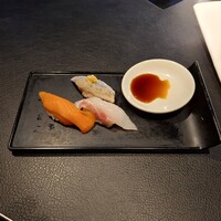ビューアンドダイニングザスカイ - サーモン、鯛、いわしの握り寿司です。