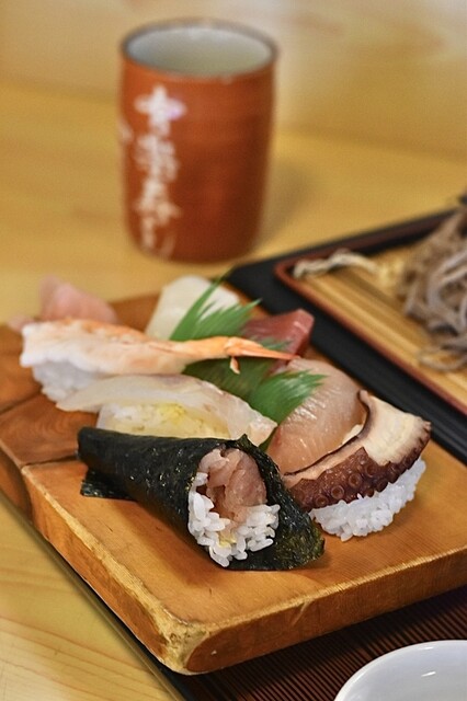 Yuraku Sushi photo 3