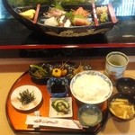 Sushi Tengu - 「さしみ舟盛り定食」このボリュームで、何と1080円です。