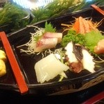 Sushi Tengu - 「さしみ舟盛り定食」の活きの良い豪華刺身の乱舞。勿論、踊ってはいません。
