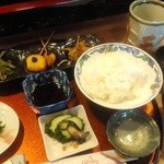 Sushi Tengu - 「昼定食」についてくる小鉢三種・味噌汁・漬け物・御飯。主役の刺身or天ぷらの他にこれだけついてきます。御飯は、おかわりOKです。