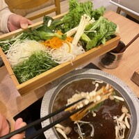 出汁しゃぶおばんざい おかか 市ヶ谷 - 新鮮な野菜がもりもり。きのこも入ってます。