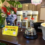 キッチン あずま - カウンターに置いてある
      スパイスふりかけと、干しエビのふりかけ♡