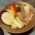 旬鮮炭火焼 獺祭 - お通しの烏賊と野菜・エリンギの炭火焼き