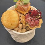 レストラン ローブ - 塩レモンフィナンシェ、牛肉タルタルタルト、カジキの炙り